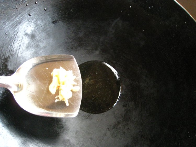 西红柿炒白菜步骤5