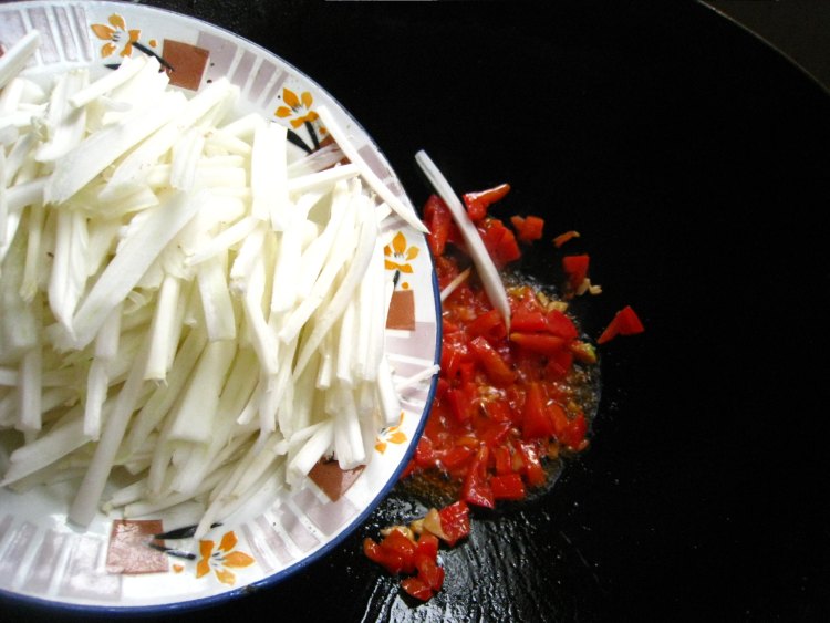 西红柿炒白菜步骤7