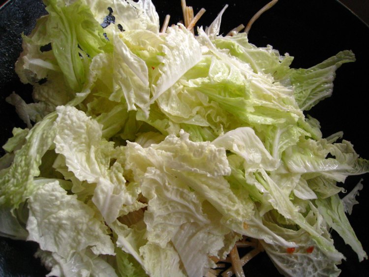 西红柿炒白菜步骤8