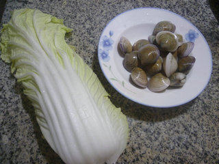 白菜圆蛤汤步骤1