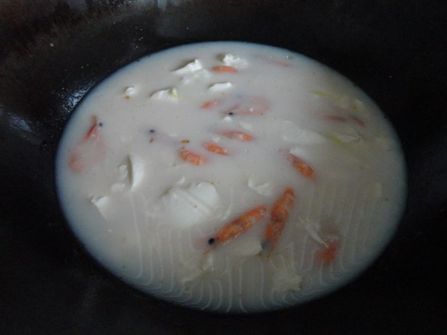 白菜豆腐鲜虾汤步骤5