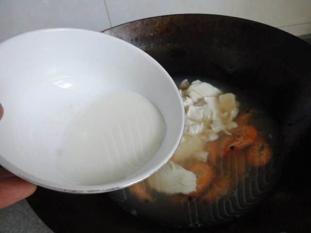 白菜豆腐鲜虾汤步骤4