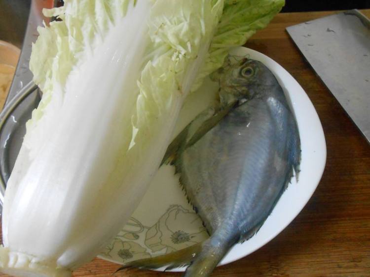 白菜煮鱼步骤1