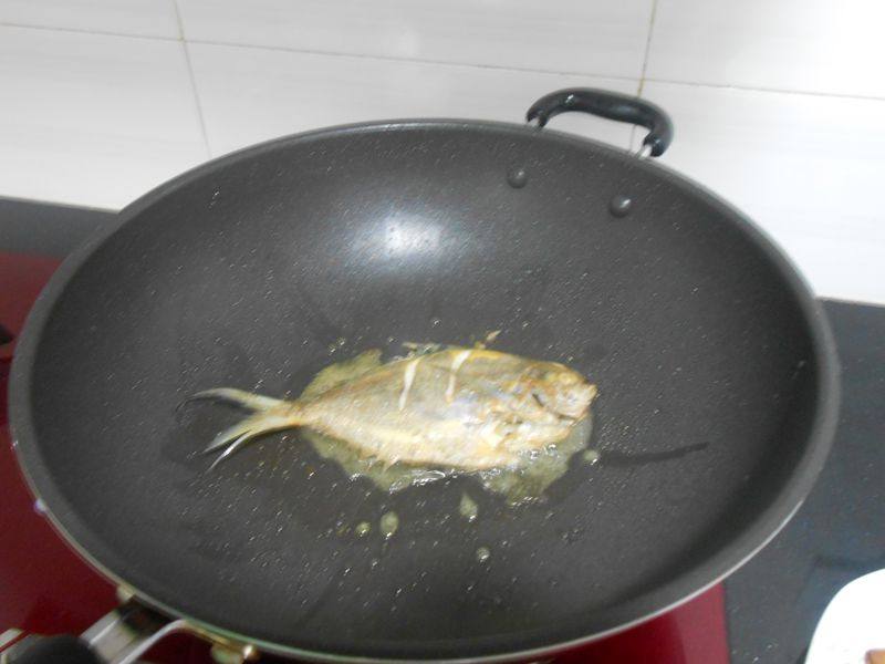 白菜煮鱼步骤5