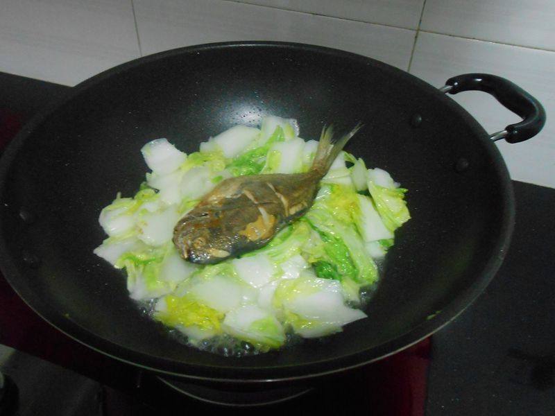 白菜煮鱼步骤9