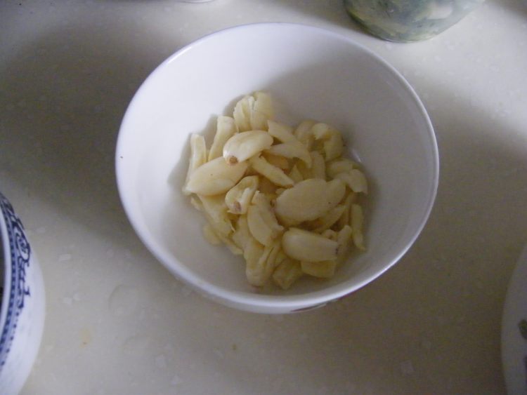 肥肉炒白菜步骤1