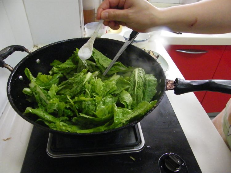 肥肉炒白菜步骤6