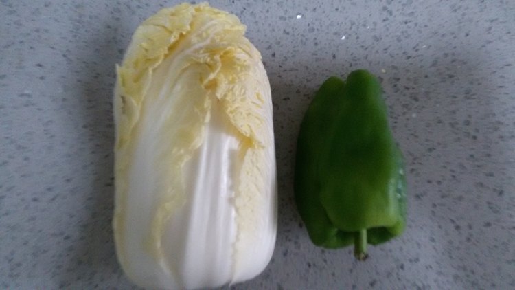 青椒炒白菜步骤1