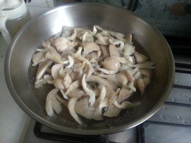 白菜蘑菇炒油泡步骤1