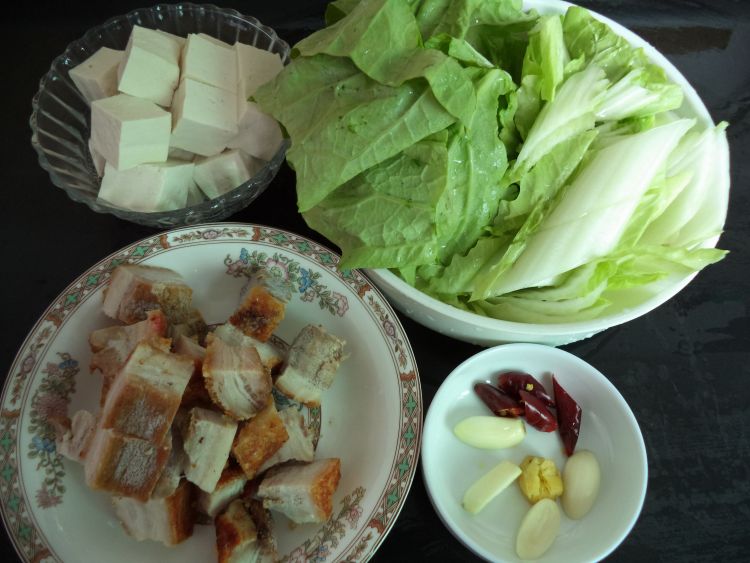 烧肉炖白菜豆腐步骤2