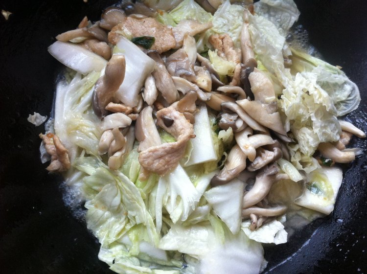 鸡腿菇白菜炒肉步骤5