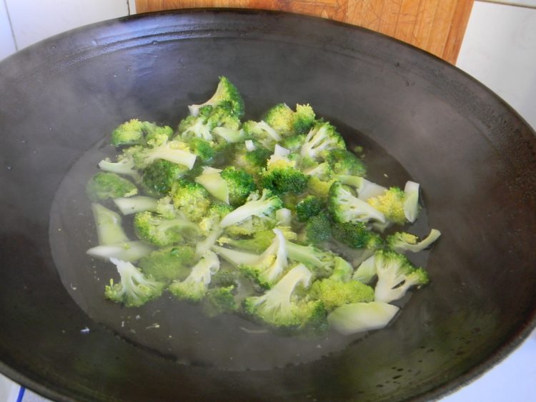 白菜炒西兰花步骤5