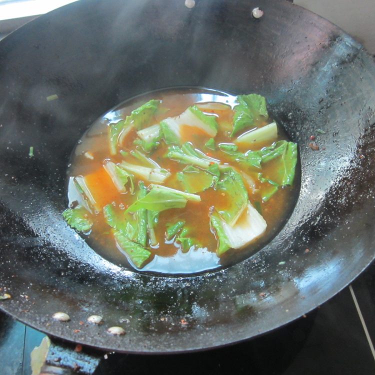 白菜金针菇煮粉皮步骤7
