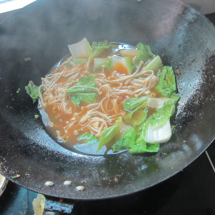 白菜金针菇煮粉皮步骤8