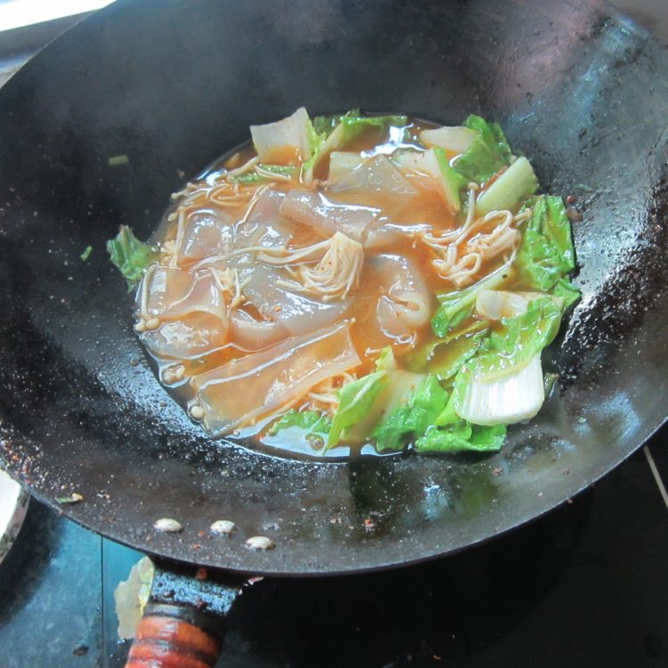 白菜金针菇煮粉皮步骤9
