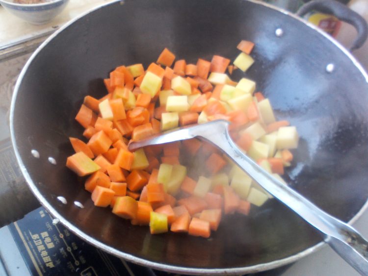 土豆胡萝卜炖冻豆腐步骤3