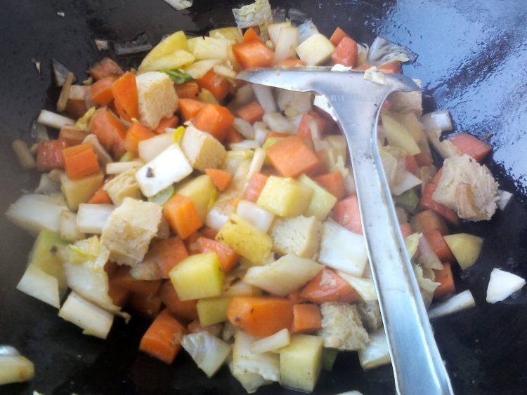 土豆胡萝卜炖冻豆腐步骤5