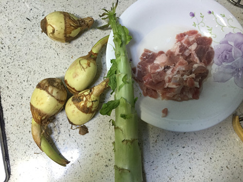 茨菇莴笋炒肉片步骤1