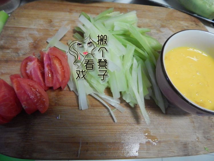 西红柿莴笋炒鸡蛋皮步骤1