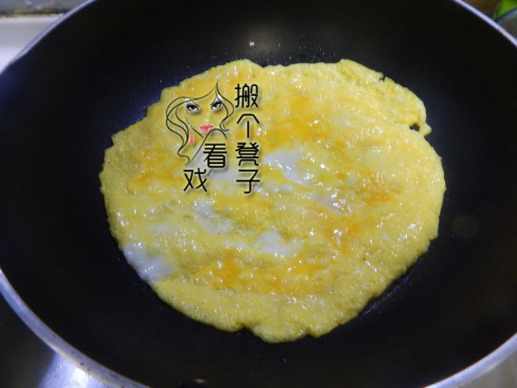 西红柿莴笋炒鸡蛋皮步骤2