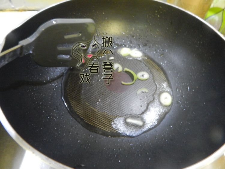 西红柿莴笋炒鸡蛋皮步骤3