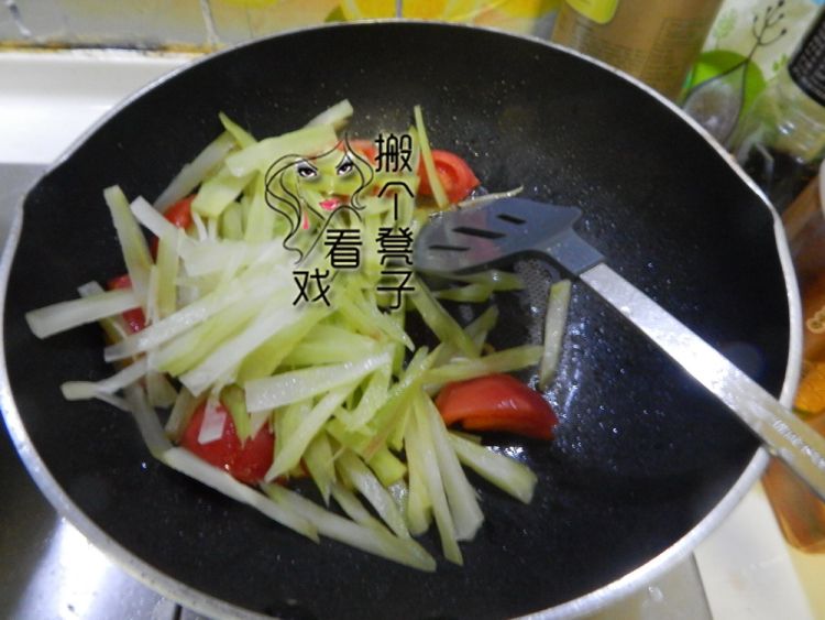 西红柿莴笋炒鸡蛋皮步骤5