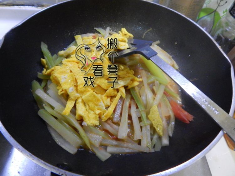 西红柿莴笋炒鸡蛋皮步骤7