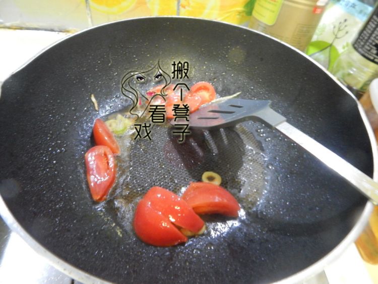 西红柿莴笋炒鸡蛋皮步骤4
