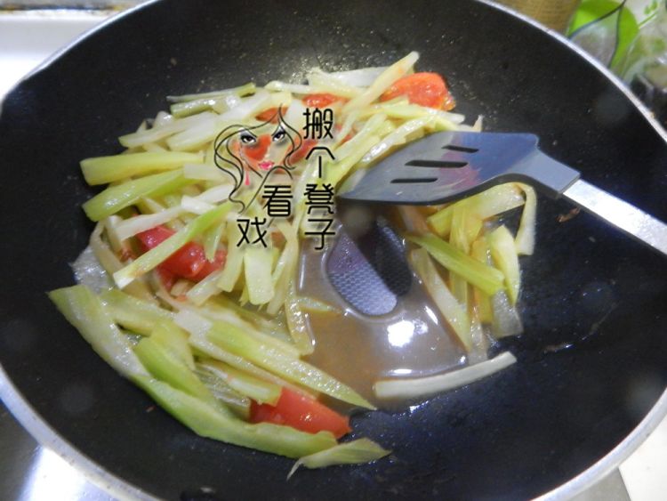 西红柿莴笋炒鸡蛋皮步骤6