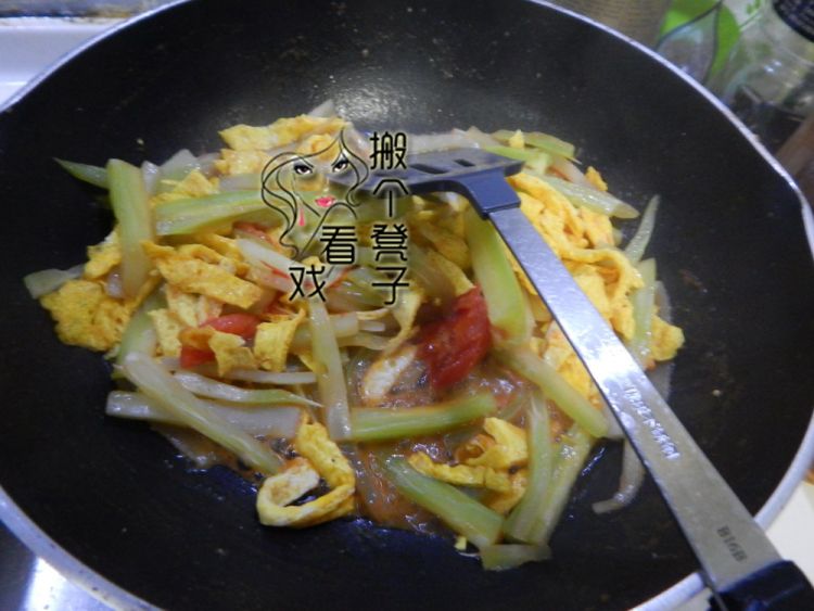 西红柿莴笋炒鸡蛋皮步骤9
