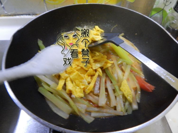西红柿莴笋炒鸡蛋皮步骤8