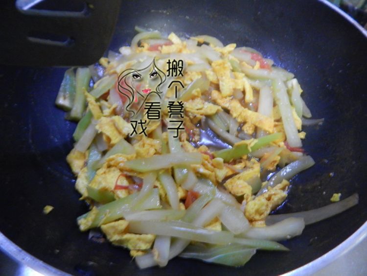 西红柿莴笋炒鸡蛋皮步骤10