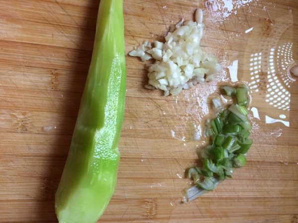凉拌金针菇莴笋步骤2