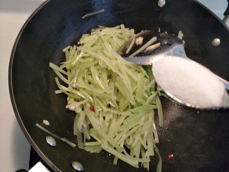 炒莴笋丝步骤4