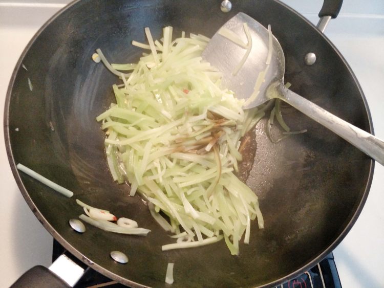 炒莴笋丝步骤5