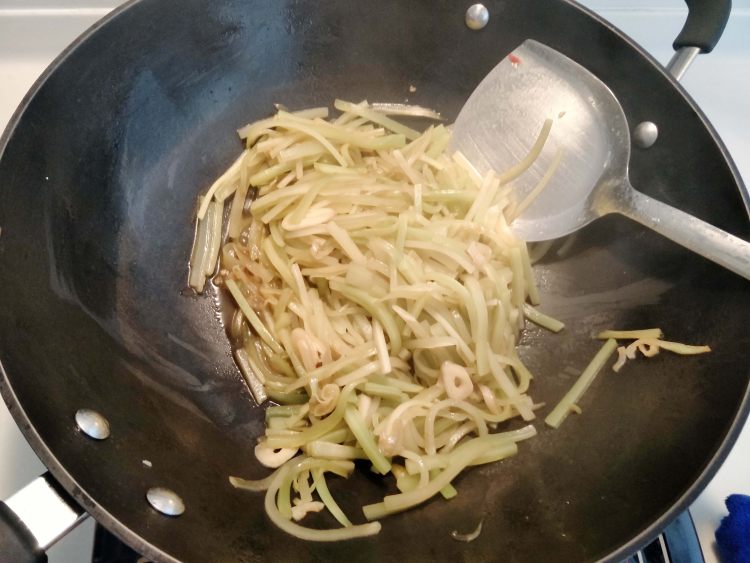 炒莴笋丝步骤6