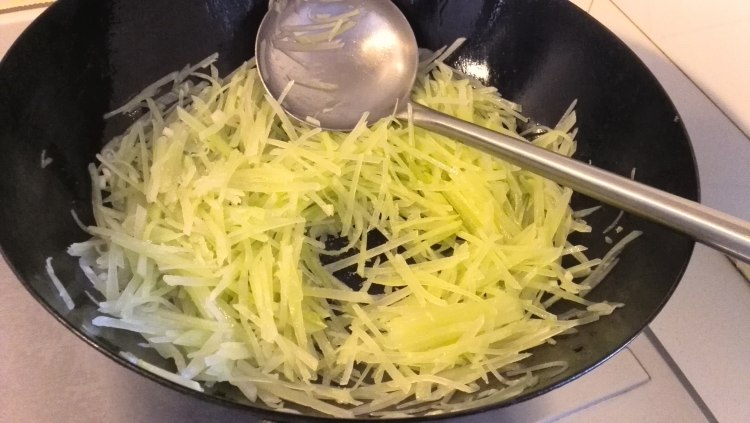 蒜香麻辣莴笋丝步骤10