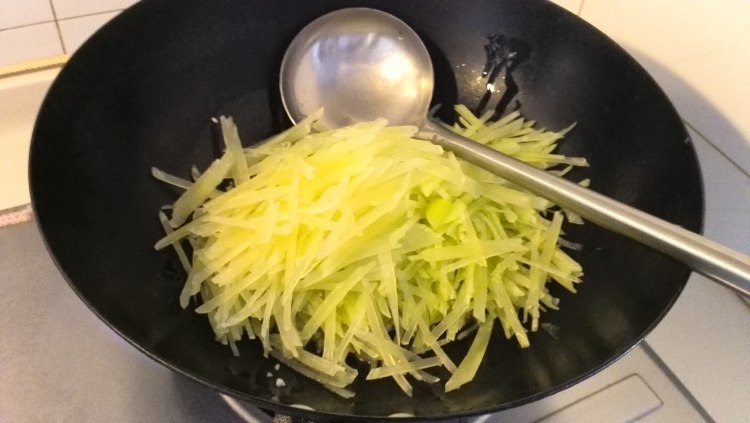 蒜香麻辣莴笋丝步骤9
