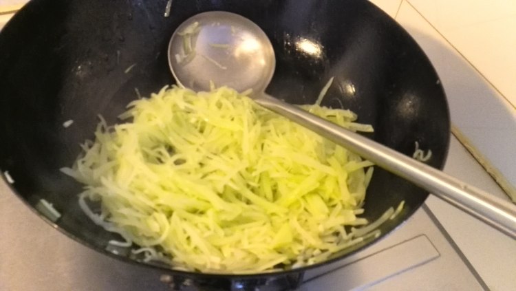 蒜香麻辣莴笋丝步骤11