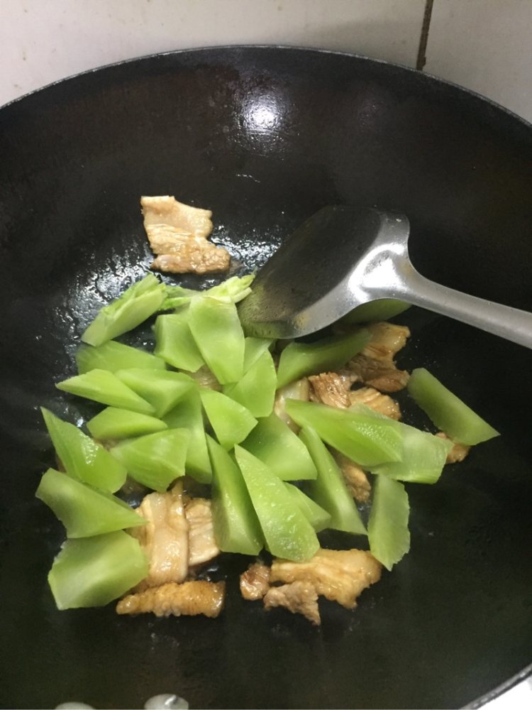 莴笋炒五花肉步骤5