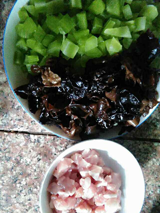 莴笋炒肉丁步骤1