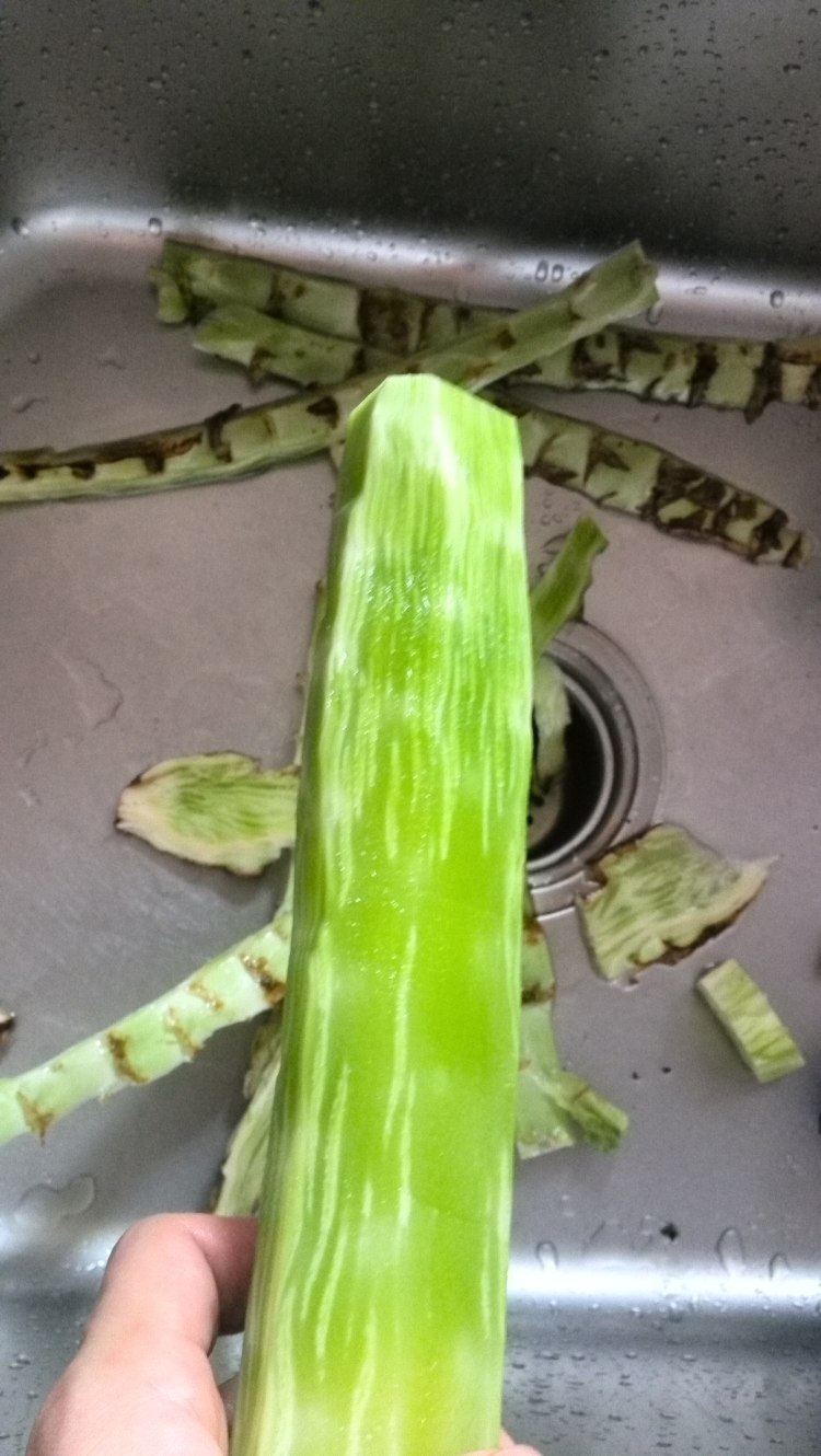 蒜蓉葱油莴笋步骤1
