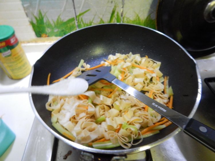莴笋炒豆皮步骤7