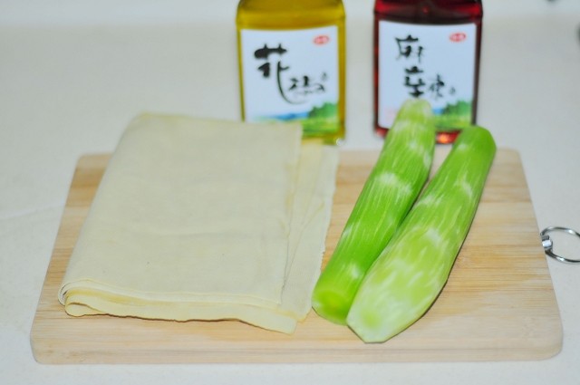麻辣豆腐笋丝步骤1