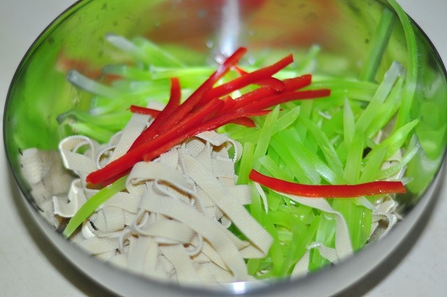 麻辣豆腐笋丝步骤4