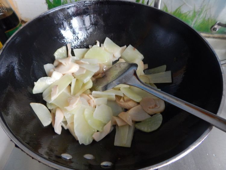 莴笋炒杏鲍菇步骤8