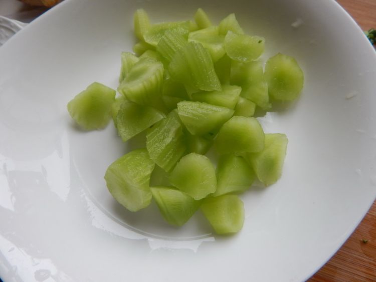 蚝油莴笋杏鲍菇步骤2