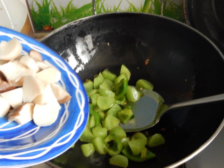蚝油莴笋杏鲍菇步骤9