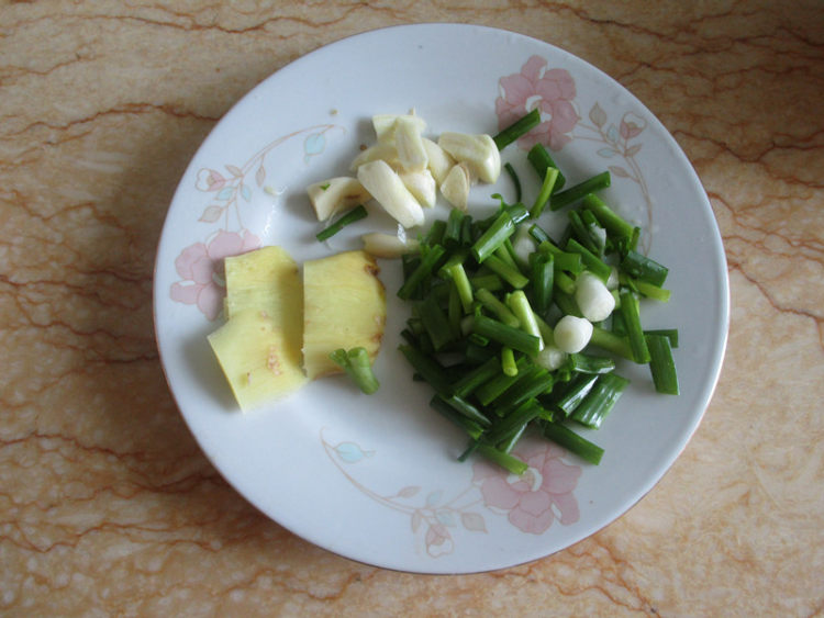 菌菇杂烩海鲜煲步骤3