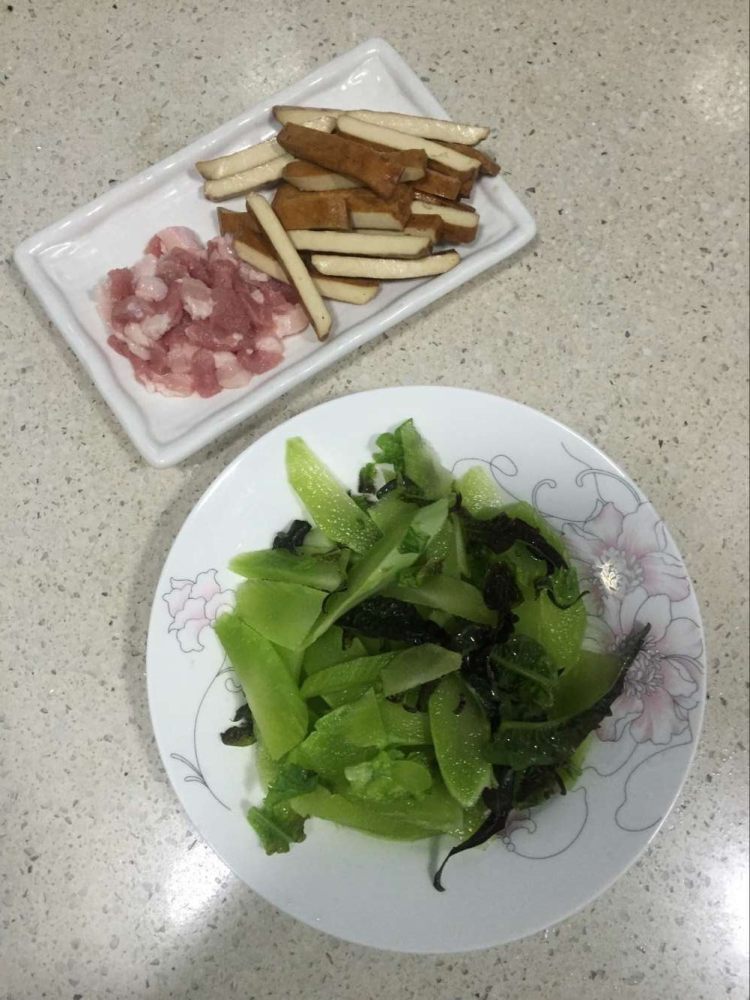 莴笋豆干小炒#多效护步骤1